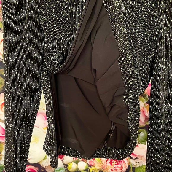 SO PRETTY UP CLOSE!! Gianni Bini Black Floral Top Size M - Picture 7 of 9